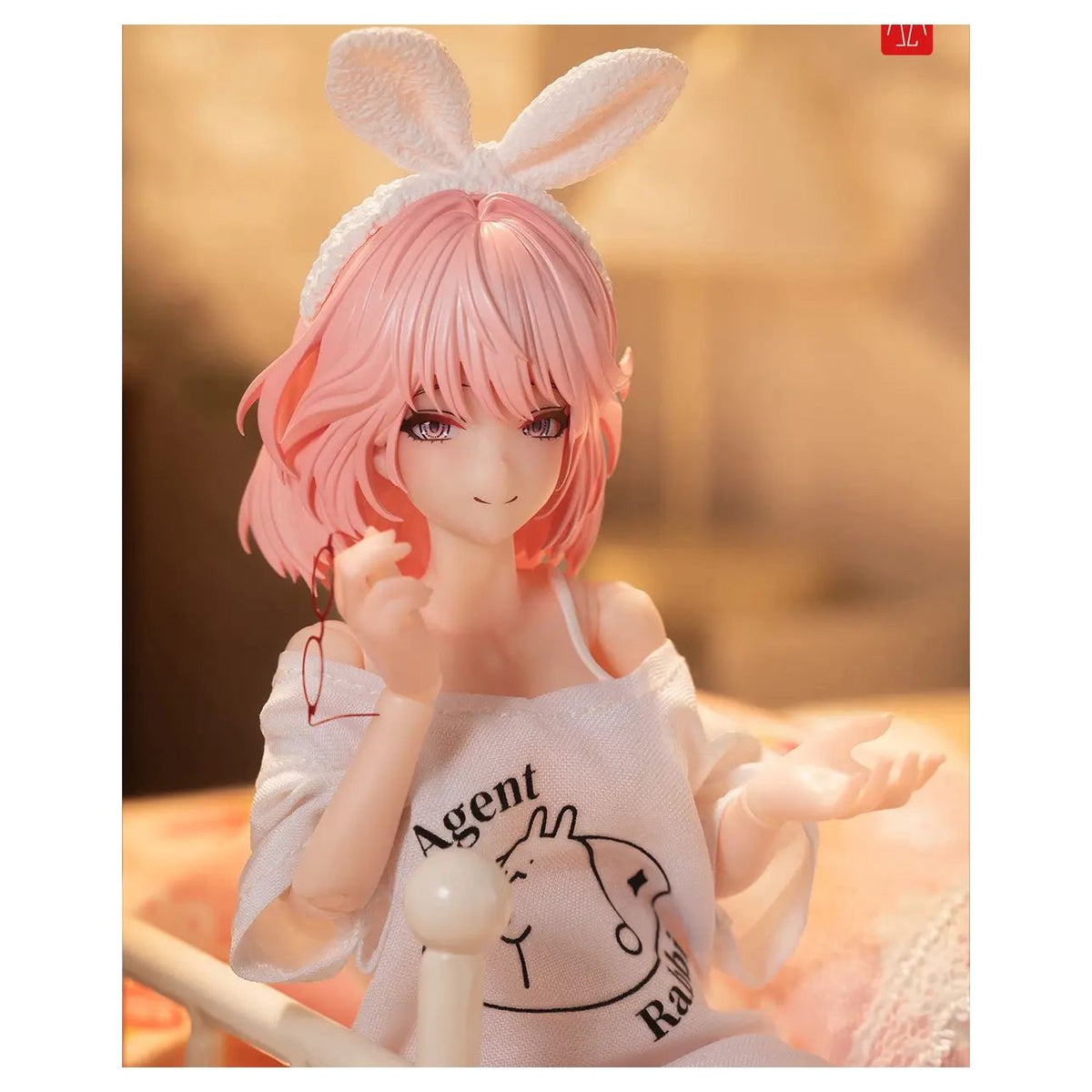 Figura Acción Conejita Aileen con Sueter escala 1-12  15cm