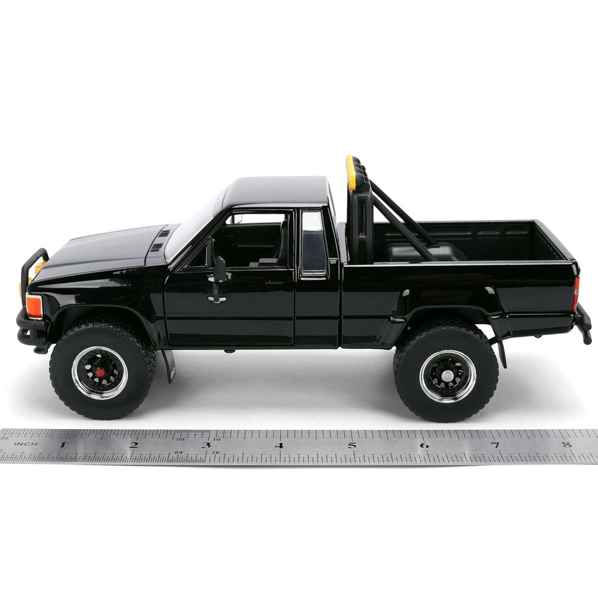 Auto Escala Volver al futuro 1985 Toyota SR5 Pickup con Patineta 1-24 Back To The Future